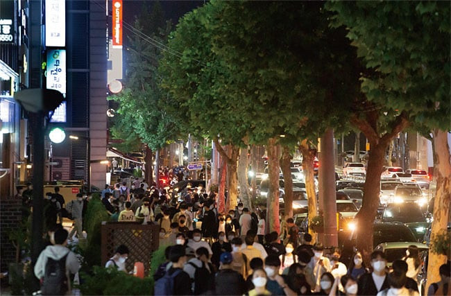 Giữa đêm nhưng một khu phố tại Seoul vẫn sáng đèn và tập nập học sinh và phụ huynh. Ảnh: CHOSUN ILBO