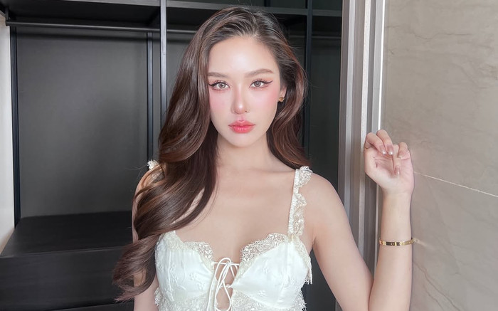 Hoa hậu chăm diện váy ren mỏng, khoe dáng nóng bỏng trước khi hết nhiệm kỳ Ảnh 2