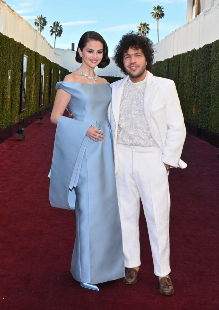 Selena Gomez khá ưa chuộng phong cách thanh lịch và cổ điển khi tham dự thảm đỏ. Tham dự Lễ trao giải Golden Globe, nữ ca sĩ diện bộ váy tối giản, mang tông màu xanh baby 'nịnh da'. Dù không có nhiều hoạ tiết, nhưng thiết kế này vẫn giúp Selena Gomez tỏa sáng nhờ chất liệu phi bóng bắt mắt. Selena Gomez phối thêm vòng cổ kim cương cỡ lớn và 'trưng dụng' kiểu tóc uốn cổ điển. (Ảnh: Getty Images)