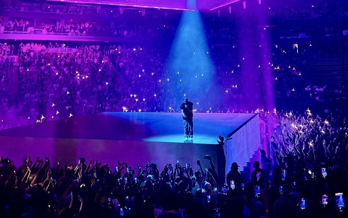 Nam ca sĩ tặng tiền cho một khán giả đang mang thai Ảnh 2