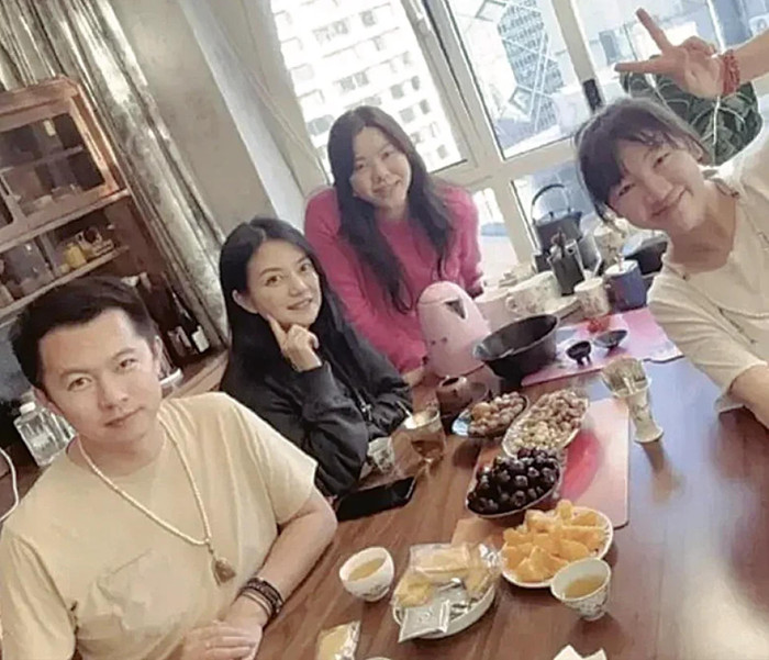 Từ đầu năm đến giờ, công chúng thấy Triệu Vy lộ diện khá nhiều. (Ảnh: NetEase)