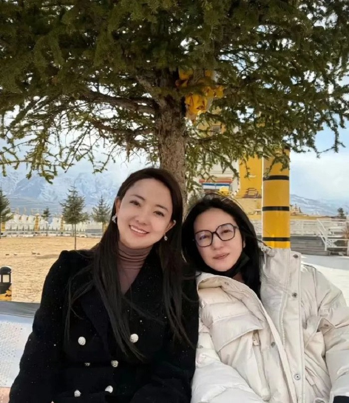 Triệu Vy vẫn trẻ trung xinh đẹp dù đã bước sang tuổi 49. (Ảnh: NetEase)