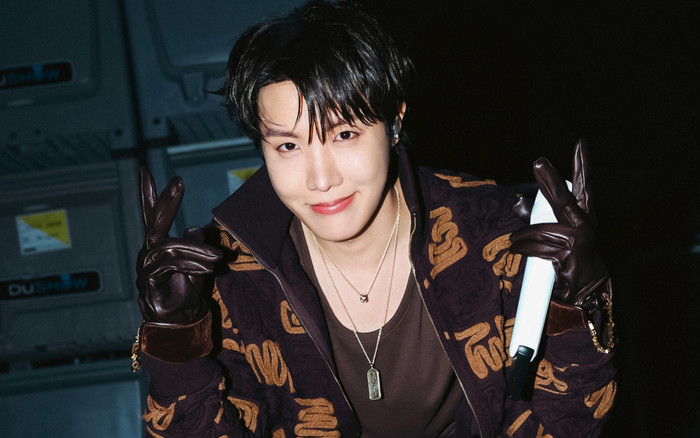 J-Hope công bố vật phẩm cho chuyến lưu diễn, dân mạng bất ngờ chỉ trích BIG HIT MUSIC Ảnh 2