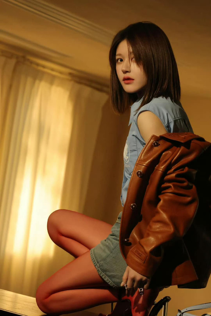 Triệu Lộ Tư thần thái trong hậu trường buổi chụp ảnh - Ảnh: Tiểu Hồng Thư.