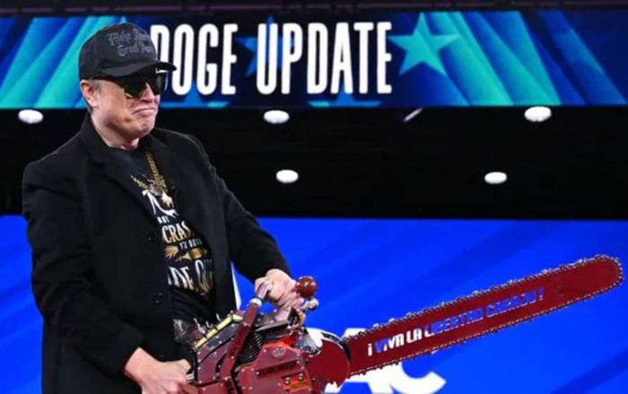 Tỷ phú Elon Musk gây sốt khi mang cưa máy lên sân khấu Ảnh 2