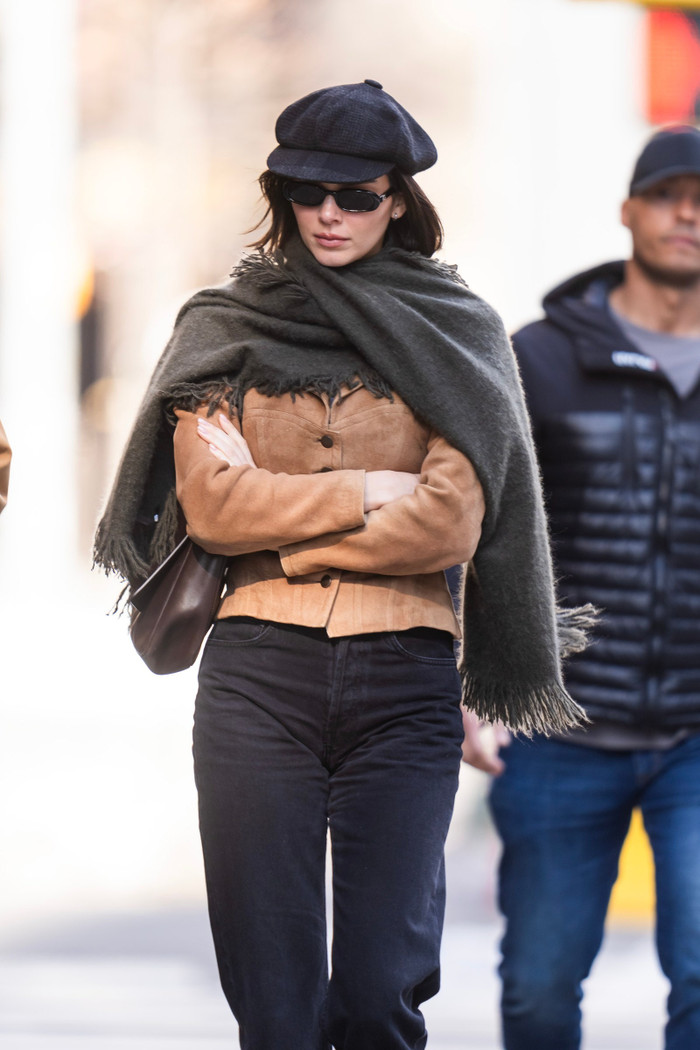 Kendall Jenner làm sống dậy xu hướng mũ newsboy Ảnh 1