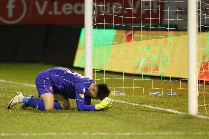 Dù thủ môn Trần Trung Kiên chơi rất hay nhưng anh không thể cản nổi 2 tình huống phạt đền của đội khách. Ảnh: Linh Hùng