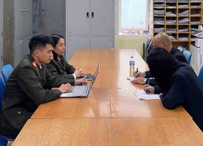 Công an TP Hà Nội làm việc với chủ tài khoản Facebook Phú Lê đăng tải clip đánh bạc 'câu like'. Ảnh: Công an TP Hà Nội