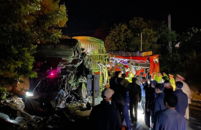 Tại hiện trường, 2 xe bị hư hỏng nặng. Ảnh: VietNamNet