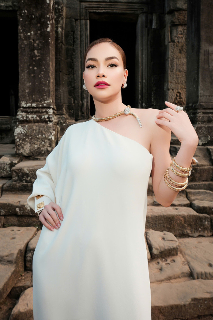 Hồ Ngọc Hà khiến tín đồ thời trang thích thú khi xuất hiện đẳng cấp ở Campuchia với bộ trang sức khủng. 