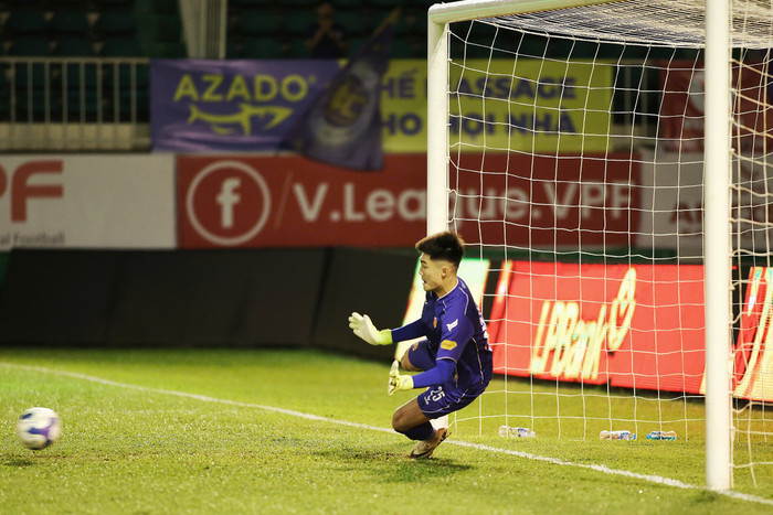 Thủ môn Trần Trung Kiên có thể soán chỗ của Nguyễn Filip ở tuyển Việt Nam. Ảnh: Linh Hùng