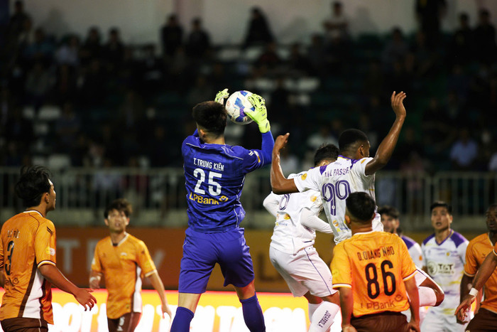 Bất chấp phong độ không tốt của HAGL, thủ môn Trần Trung Kiên đang cho thấy sự trưởng thành vượt bậc. Ảnh: Linh Hùng