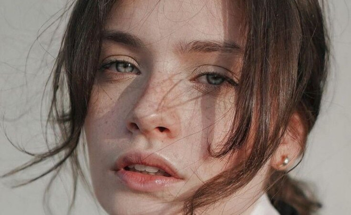 Kem nền và kem che khuyết điểm mang độ che phủ cao sẽ giúp giấu đi lớp tàn nhang hiệu quả. (Ảnh minh họa)