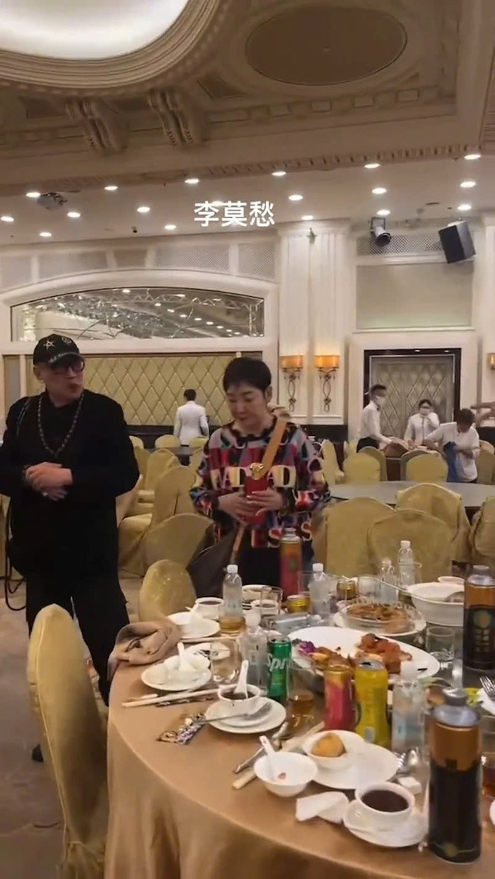 Tuyết Lê lấy đồ thừa trong bữa tiệc về nhà. Ảnh: China Press