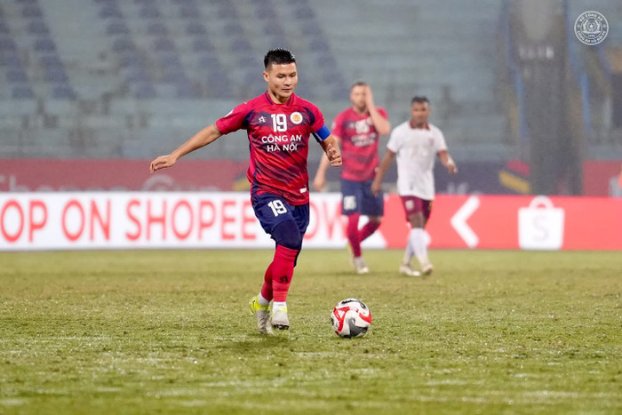Tiền vệ Quang Hải thi đấu nhiều nhưng thiếu hiệu quả ở thời HLV Polking. Ảnh: CLB CAHN