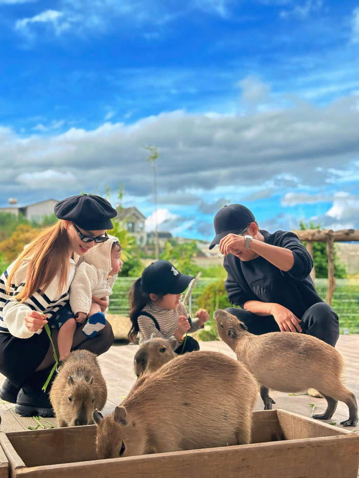 Showbiz 24h: Trường Giang và Nhã Phương luôn hết mực cưng chiều, yêu thương các con. Ảnh: FBNV