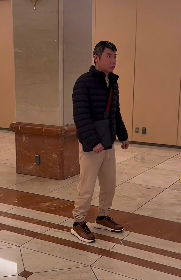 Nam nghệ sĩ đã tự đi lại được sau thời gian trị bệnh. Ảnh: FBNV