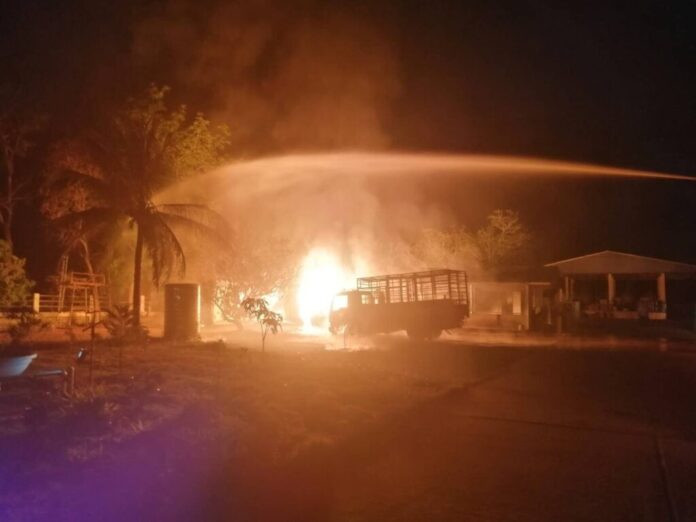 Xe bán tải chở hơn 100 bình gas bốc cháy nghi ngút Ảnh 1