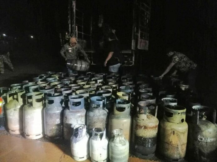 Xe bán tải chở hơn 100 bình gas bốc cháy nghi ngút Ảnh 2