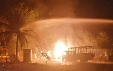 Xe bán tải chở hơn 100 bình gas bốc cháy nghi ngút Ảnh 2