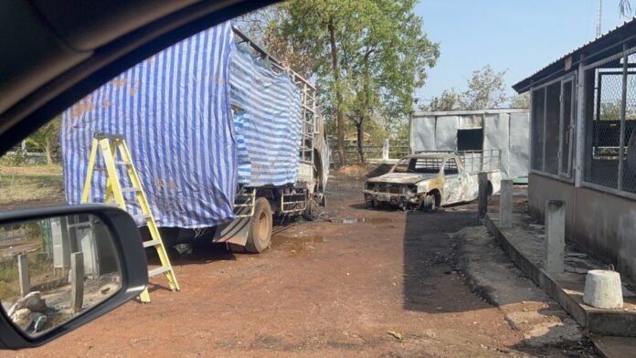 Xe bán tải chở hơn 100 bình gas bốc cháy nghi ngút Ảnh 3