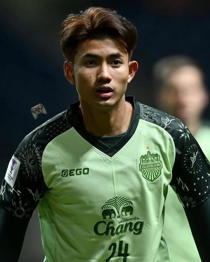 Em trai của Supachok đang có những bước tiến vượt bậc sau ASEAN Cup 2024. Tiền đạo sinh năm 2002 đã ghi 7 bàn thắng sau 8 trận đấu cho CLB Buriram United. Đáng chú ý, Suphanat vừa thiết lập một kỷ lục mới tại Thai League khi ghi 3 bàn và có 3 pha kiến tạo trong một trận đấu. Ảnh: IGNV