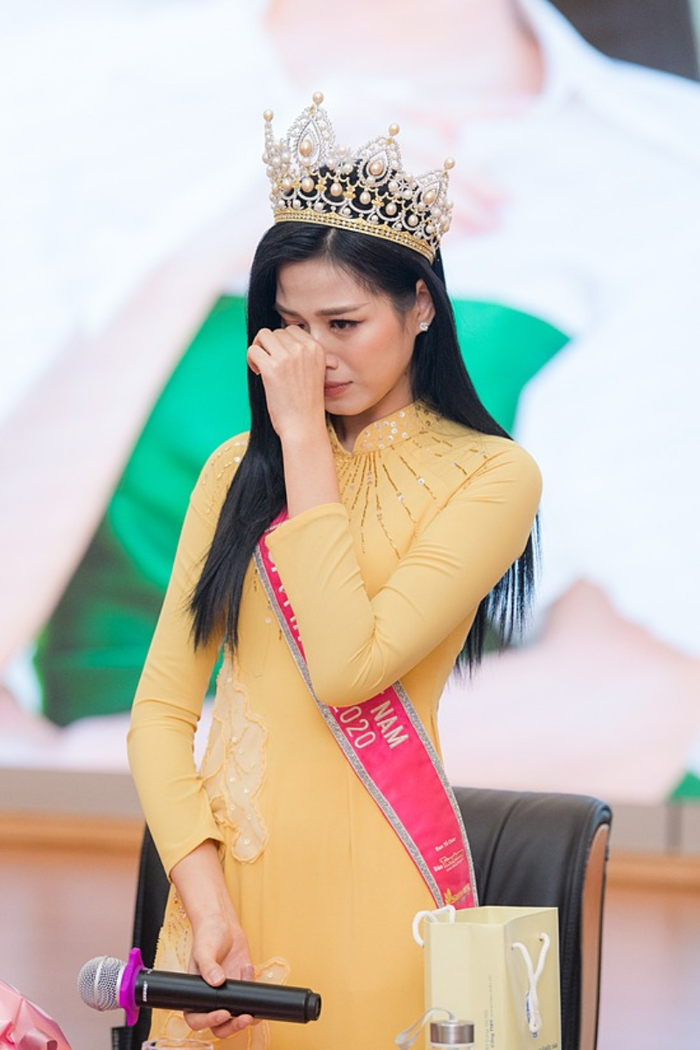 Đỗ Thị Hà nói lời chia tay với công ty chủ quản và bắt đầu hành trình hoạt động độc lập. 