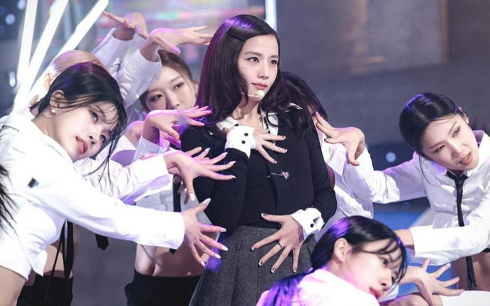 Kpop tuần qua: Jisoo bị chỉ trích, yêu cầu Park Bom rời 2NE1 Ảnh 2