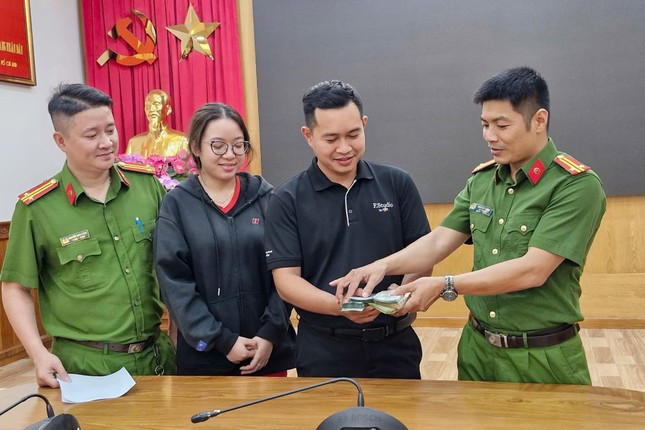 Lực lượng chức năng bàn giao lại số tiền bị cướp cho đại điện cửa hàng.