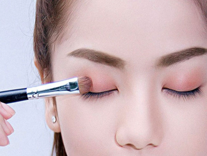 Khi trang điểm mỗi ngày, phái đẹp không nhất thiết phải đánh kem nền cho cổ. (Ảnh minh họa)