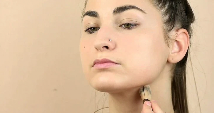 Đánh kem nền cho cổ giúp làm đều màu sắc giữa mặt và cổ. (Ảnh minh họa)