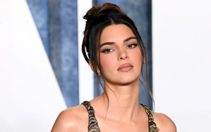 Khi trang điểm, có nên đánh kem nền cho cổ? Ảnh 2