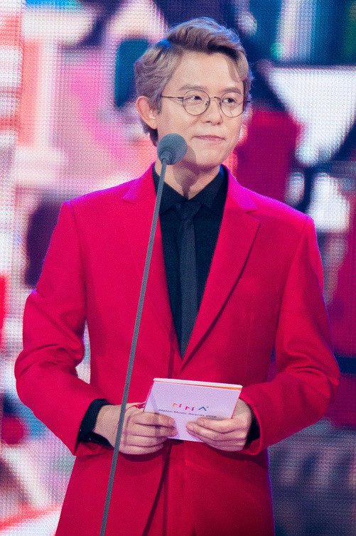 Nam ca sĩ kỳ cựu gây sốc khi tiết lộ mắc trầm cảm nặng, cạo trọc đầu Ảnh 2