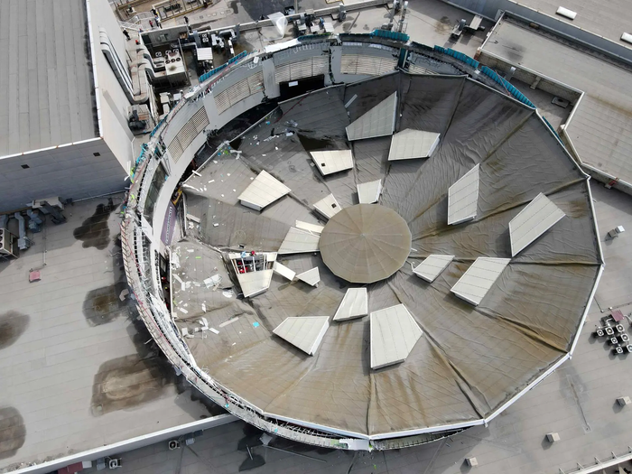 Mái nhà nặng 200 tấn của trung tâm thương mại bất ngờ đổ sập, ít nhất 6 người thiệt mạng Ảnh 1