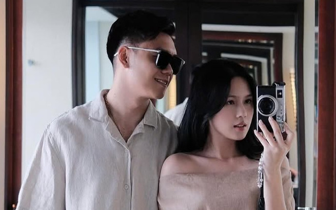 Vợ chồng trung vệ Thành Chung khóa môi thắm thiết Ảnh 2