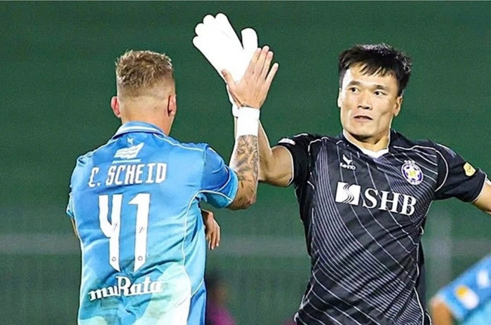 Trong ngày tái ngộ CLB TPHCM, thủ môn Bùi Tiến Dũng đã không thể tận hưởng niềm vui chiến thắng. Ảnh: VPF