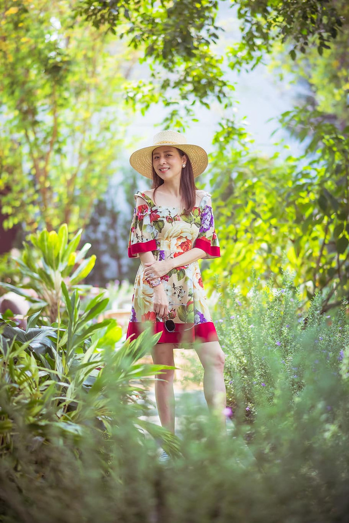 Ở tuổi U60, Madam Pang trân trọng từng bữa cơm, nơi cả nhà cùng ngồi lại, chia sẻ những câu chuyện đời thường, trao nhau tiếng cười và tận hưởng hơi ấm của tình thân. Những giây phút ấy giúp bà quên đi mọi áp lực công việc, mọi nỗi lo toan và cảm nhận sự bình yên trong lòng. Ảnh: FBNV