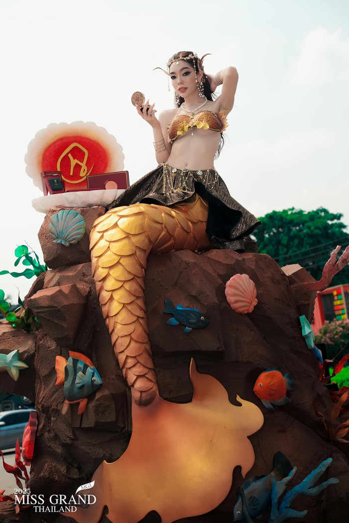 Một người đẹp diện trang phục 'hở bạo', hóa thân thành nàng tiên cá khiến công chúng 'đỏ mặt' khi nhìn thấy. (Ảnh: Miss Grand Thailand)