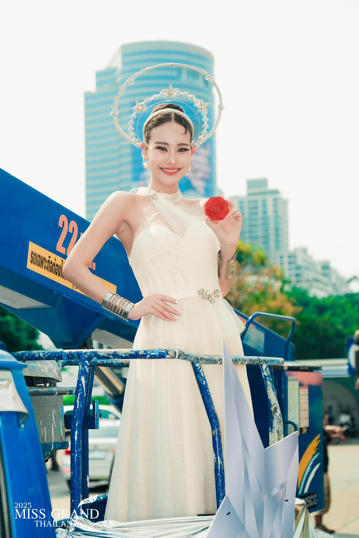 Người đẹp đại diện cho tỉnh Pathum Thani xuất hiện từ trên không, vẫy tay chào người hâm mộ. Cô thuê một chiếc xe cẩu đưa mình lên cao để tạo ấn tượng, 'chặt đẹp' những thí sinh khác. (Ảnh: Miss Grand Thailand)