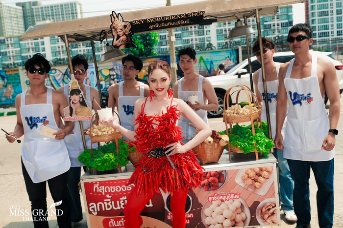 Đại diện tỉnh Buriram gây sốc khi diện trang phục màu đỏ rực, được đính kết bằng những trái ớt tươi. Người đẹp còn sử dụng loại quả này để làm phụ kiện khuyên tai. (Ảnh: Miss Grand Thailand)