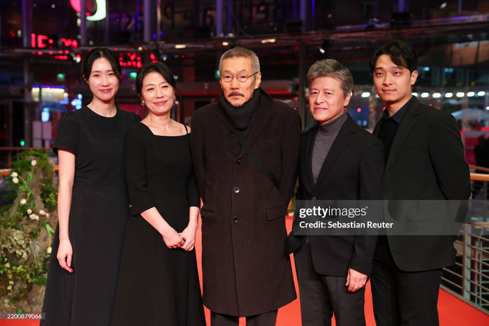 Đạo diễn Hong Sang Soo và dàn diễn viên What Does That Nature Say To You trên thảm đỏ Liên hoan phim Berlin lần thứ 75. Ảnh: X