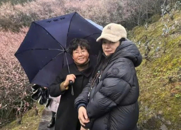 Triệu Vy xuất hiện tại quê nhà. Ảnh: Weibo