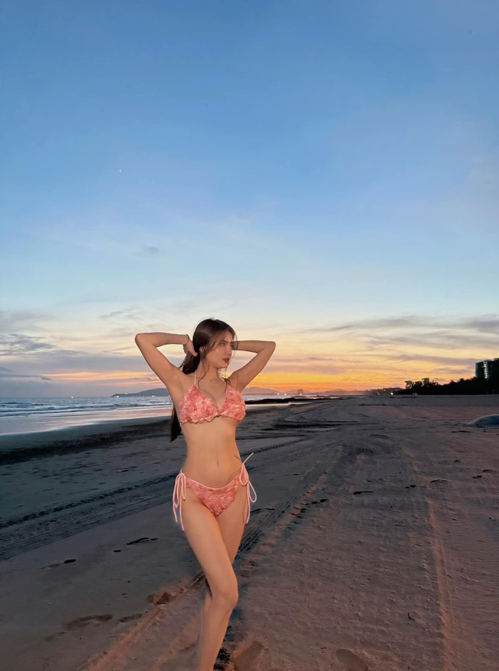 Em gái Công Vinh thi thoảng còn diện bikini hai mảnh mang tông màu hồng pastel 'nịnh da'. Thiết kế này được làm từ chất liệu lông vũ, tạo cảm giác mềm mại, ngọt ngào nhưng không kém phần quyến rũ. (Ảnh: FBNV)