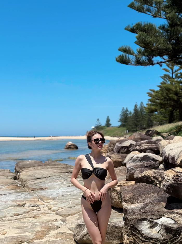 Vốn theo đuổi phong cách thời trang gợi cảm nên phong cách thời trang của Lê Khánh Chi - em gái cựu cầu thủ Công Vinh cũng mang những dấu ấn riêng biệt. Nếu đời thường cô ưa chuộng váy áo bó sát, cắt xẻ táo bạo, thì khi đi du lịch biển, em gái Công Vinh lại 'kết thân' với những mẫu bikini hai mảnh, form dáng nhỏ xíu, khoe khéo vóc dáng 'căng tràn'. (Ảnh: FBNV)