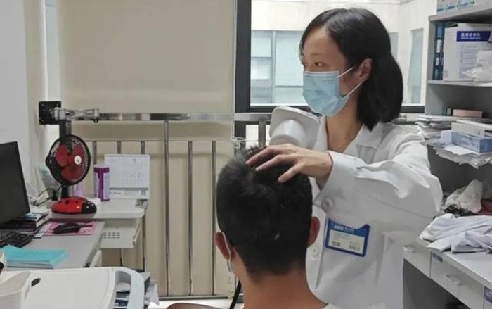 Cậu bé 16 tuổi 'hói nửa đầu' vì một thói quen cơ bản mà ai cũng mắc phải! Ảnh 2