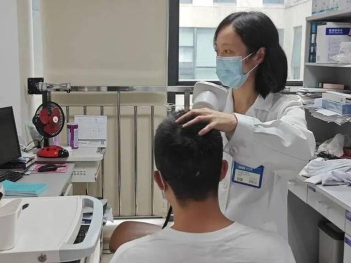 Cậu bé 16 tuổi 'hói nửa đầu' vì một thói quen cơ bản mà ai cũng mắc phải! Ảnh 1