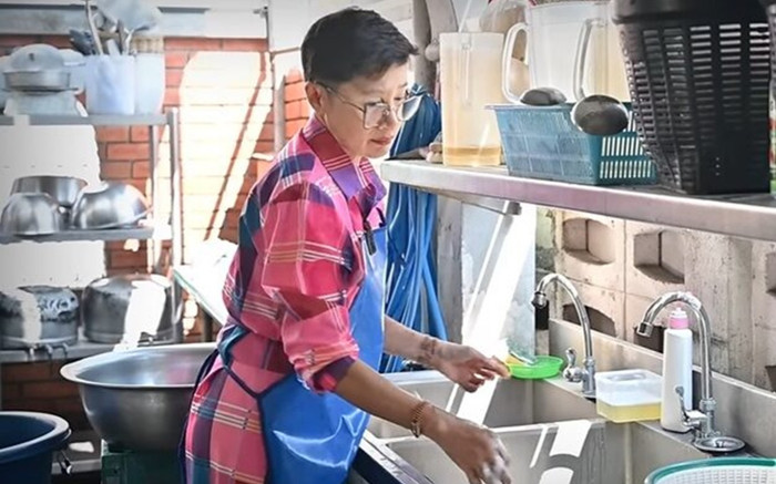 Nữ ca sĩ gợi cảm một thời tiêu tan sự nghiệp vì nghiện ngập, giờ làm phục vụ quán mì kiếm sống Ảnh 2