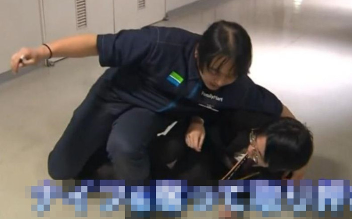 Tên cướp cầm dao xông vào cửa hàng, nhân viên nói 5 chữ liền thoát nạn Ảnh 2