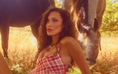 Bella Hadid 2025: Từ sàn diễn thời trang đến vẻ đẹp hoang dã của miền viễn Tây Ảnh 2