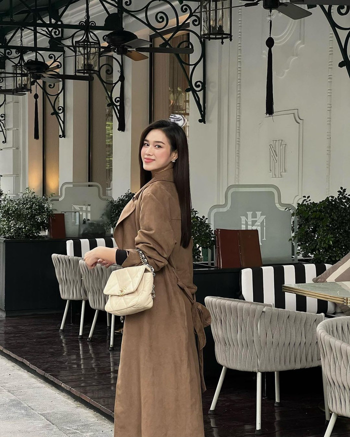 Nàng hậu còn sở hữu nhiều món đồ hàng hiệu đắt đỏ. (Ảnh FBNV)